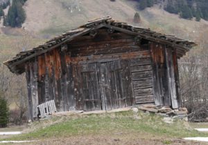 schiefe Hütte